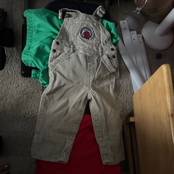 🎉NEW LISTING🎉 Bundle of 3 24 mths clothing—light jacket, overalls, & onesie - Picture 6 of 8